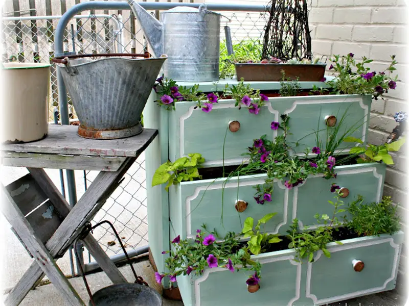 Ghivece pentru gradina ta, realizate din obiecte vechi