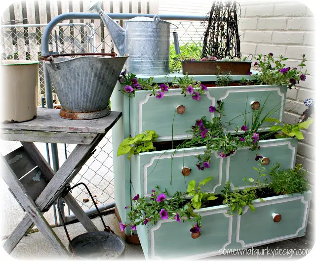 Ghivece pentru gradina ta, realizate din obiecte vechi