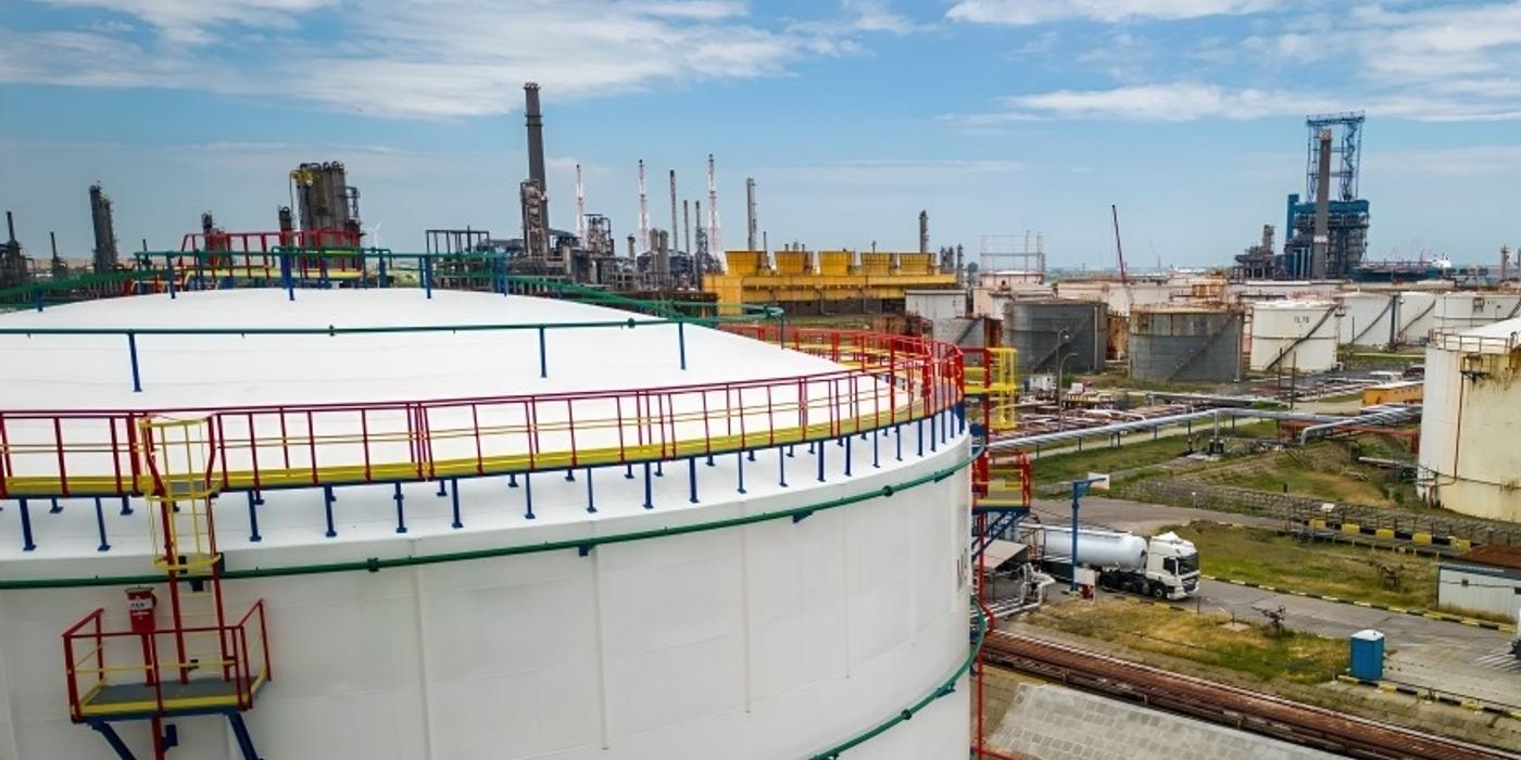 Rompetrol Rafinare anunţă creşterea a capacităţii de stocare a motorinei, după ce a investit 6,5 milioane de dolari în modernizarea a două rezervoare / Proiectul face parte dintr-un program amplu, care vizează creşterea cu 20% a capacităţii totale de stocare