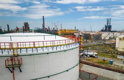 Rompetrol Rafinare anunţă creşterea a capacităţii de stocare a motorinei, după ce a investit 6,5 milioane de dolari în modernizarea a două rezervoare / Proiectul face parte dintr-un program amplu, care vizează creşterea cu 20% a capacităţii totale de stocare