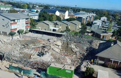 Un mort şi 47 de muncitori prinşi sub dărâmături, în Africa de Sud, în urma surpării imobilului în construcţie al unui supermarket de cinci etaje şi parcare subterană, la George. În clădire se aflau 70 de oameni. 22 de persoane, spitalizate, unele ”rănite grav”