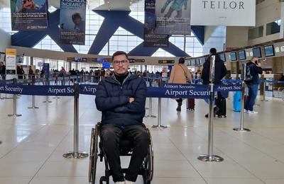 Fostul rugbist George Baltă, imobilizat în scaun cu rotile, afirmă că nu i s-a permis îmbarcarea într-o aeronavă a TAROM ”pe motiv de siguranţă”/ TAROM: Însoţitorului său i s-a comunicat că reglementările nu permit îmbarcarea pe un anumit tip de aeronavă