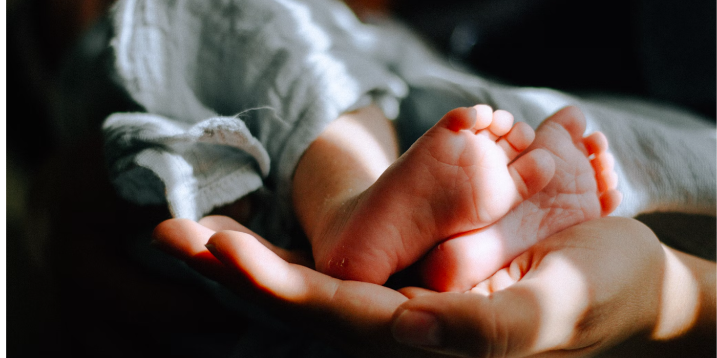 Cum se face respirația gură la gură la bebeluș?