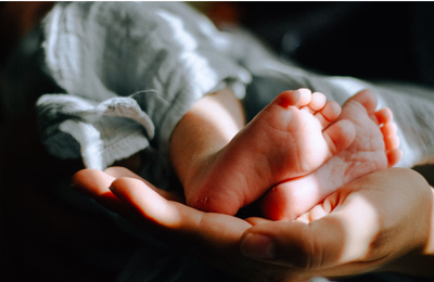 Cum se face respirația gură la gură la bebeluș?