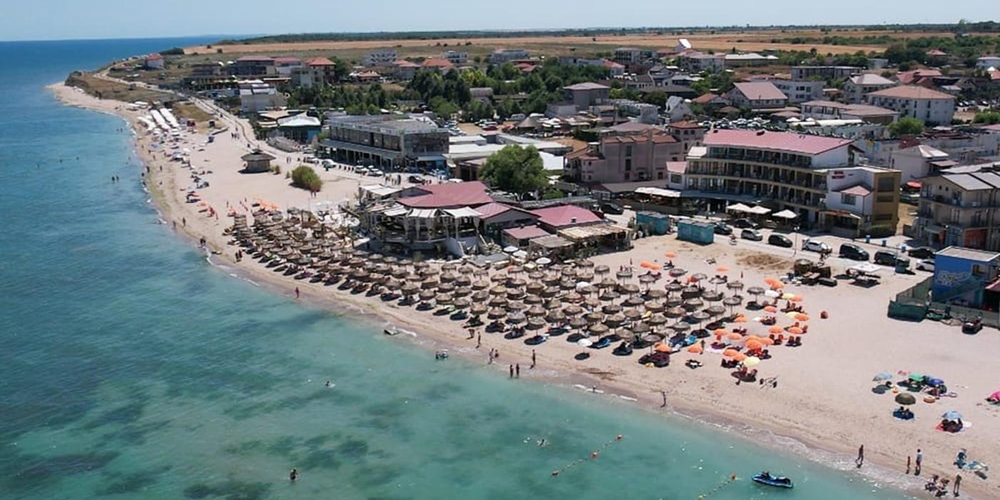 ANCHETĂ | Dosar penal pentru „Republica Beach-Barurilor” din Mamaia Nord: 47 de operatori au construit ilegal pe nisip. Numele grele din spatele afacerilor
