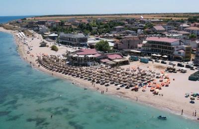 ANCHETĂ | Dosar penal pentru „Republica Beach-Barurilor” din Mamaia Nord: 47 de operatori au construit ilegal pe nisip. Numele grele din spatele afacerilor
