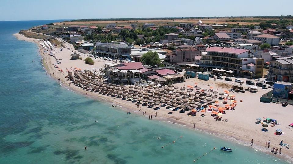 ANCHETĂ | Dosar penal pentru „Republica Beach-Barurilor” din Mamaia Nord: 47 de operatori au construit ilegal pe nisip. Numele grele din spatele afacerilor