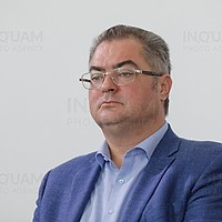 Directorul numit de Firea la Obregia, care a încercat să mușamalizeze starea bătrânilor din azilele groazei, are vilă în Voluntari și patru mașini de lux: Porsche, Lexus, două BMW