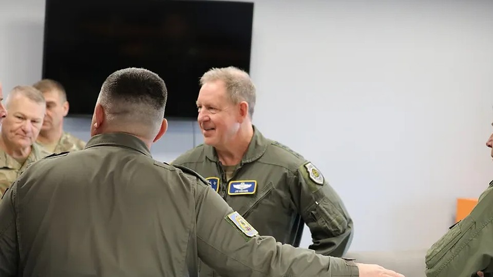 NATO își întărește flancul estic: vizita generalului Hecker la bazele aeriene din România și Polonia