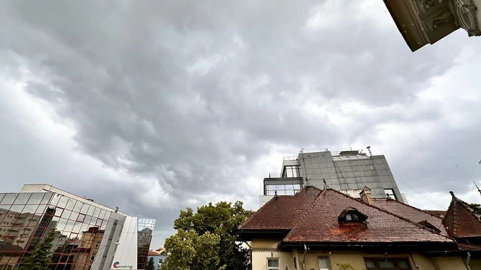 Actualizare METEO | Ploi și temperaturi mai scăzute în București. Prognoza ANM pentru Capitală și coduri galbene de vânt în țară