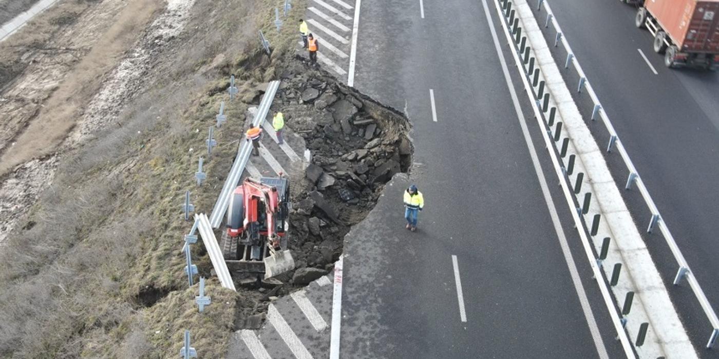 Grindeanu, despre lucrările la autostrada Sebeş-Turda, ruptă în urma unei alunecări de teren: Nu avem foarte multe experienţe care să ne facă să nu urmărim foarte atent modul în care constructorul îşi face treaba