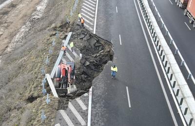 Grindeanu, despre lucrările la autostrada Sebeş-Turda, ruptă în urma unei alunecări de teren: Nu avem foarte multe experienţe care să ne facă să nu urmărim foarte atent modul în care constructorul îşi face treaba