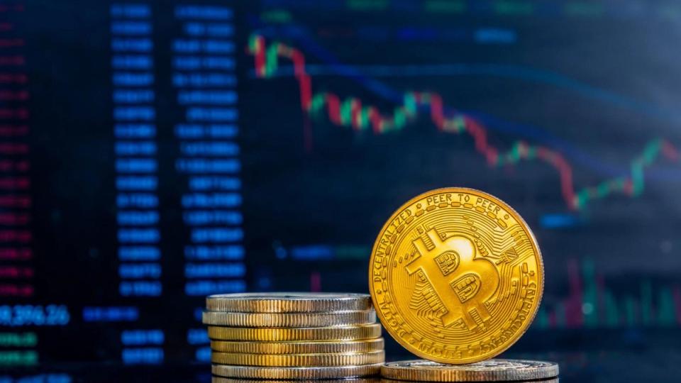 Bitcoin și petrolul, o relație nesigură. Cum performează crypto în contextul războiului din Golf