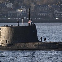 Submarin britanic nuclear de 1.600.000.000 £, vizează Strâmtoarea Ormuz. Este înarmat cu rachete Tomahawk
