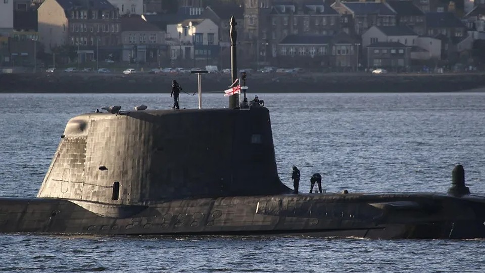 Submarin britanic nuclear de 1.600.000.000 £, vizează Strâmtoarea Ormuz. Este înarmat cu rachete Tomahawk