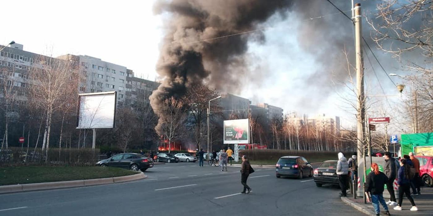 Incendiu de proporții în cartierul Titan din București. Un loc de joacă a fost cuprins de flăcări. Reacția primarului sectorului 3