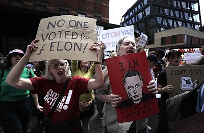 Proteste în fața showroom-urilor Tesla din Europa, SUA și Australia. Manifestanții i-au îndemnat pe oameni să-și vândă mașinile și acțiunile Tesla