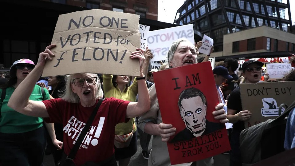 Proteste în fața showroom-urilor Tesla din Europa, SUA și Australia. Manifestanții i-au îndemnat pe oameni să-și vândă mașinile și acțiunile Tesla