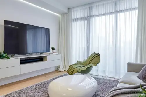 Eleganta naturala intr-o amenajare de 3 camere Mult lemn si nuante calde de gri