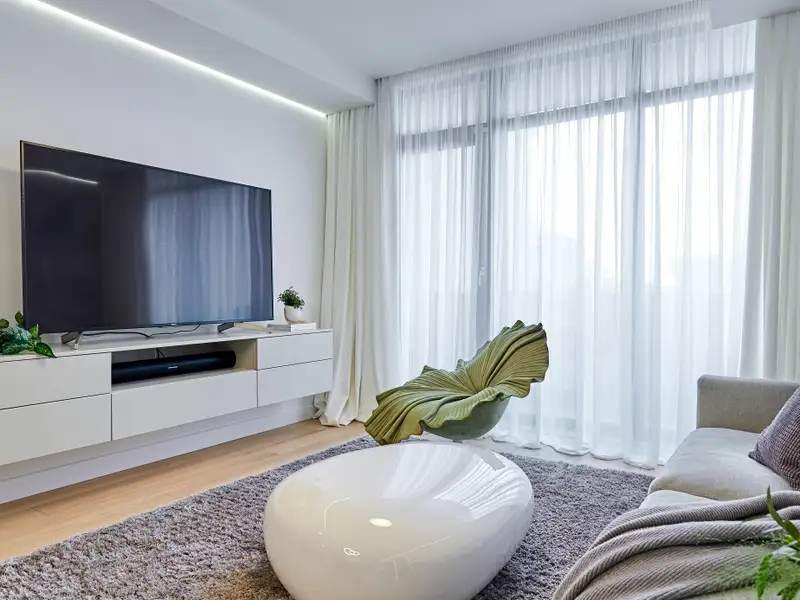 Eleganta naturala intr-o amenajare de 3 camere Mult lemn si nuante calde de gri