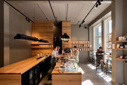 The Barn: O poveste de transformare dintr-un grajd într-o cafenea urbană