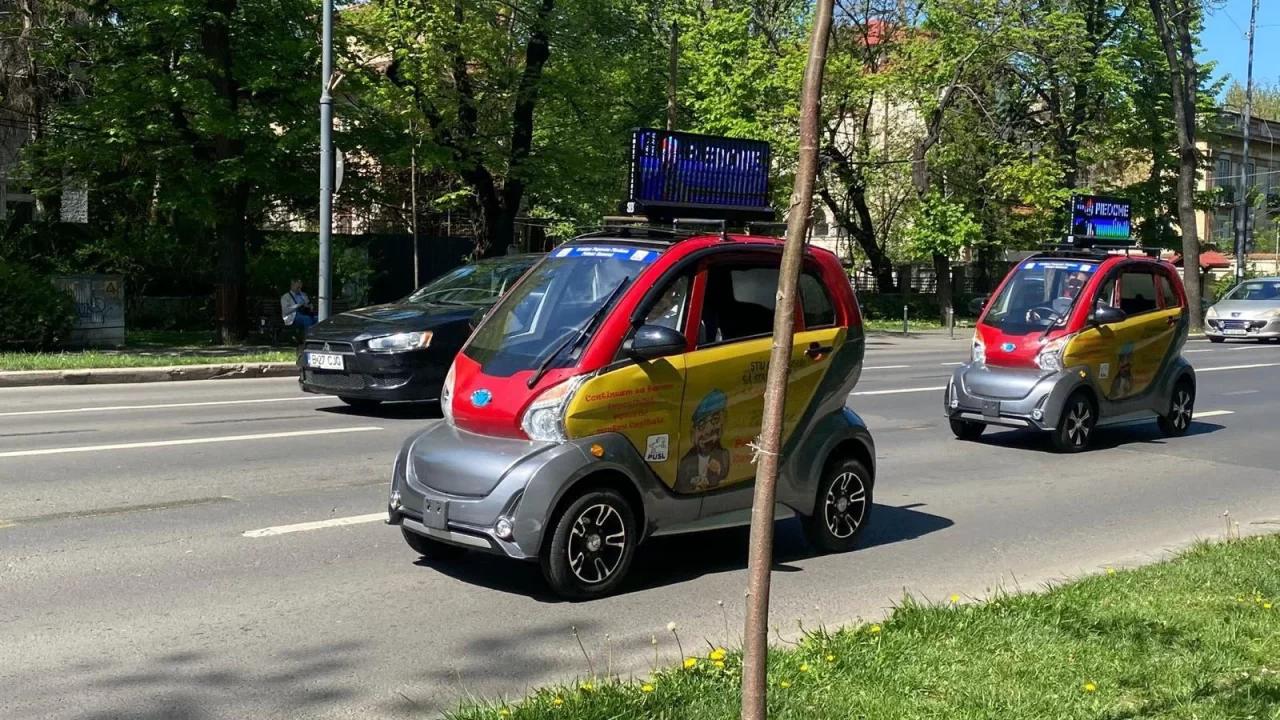 Mașinuțele minuscule care-l promovează pe Piedone se pimbă prin București. Foto