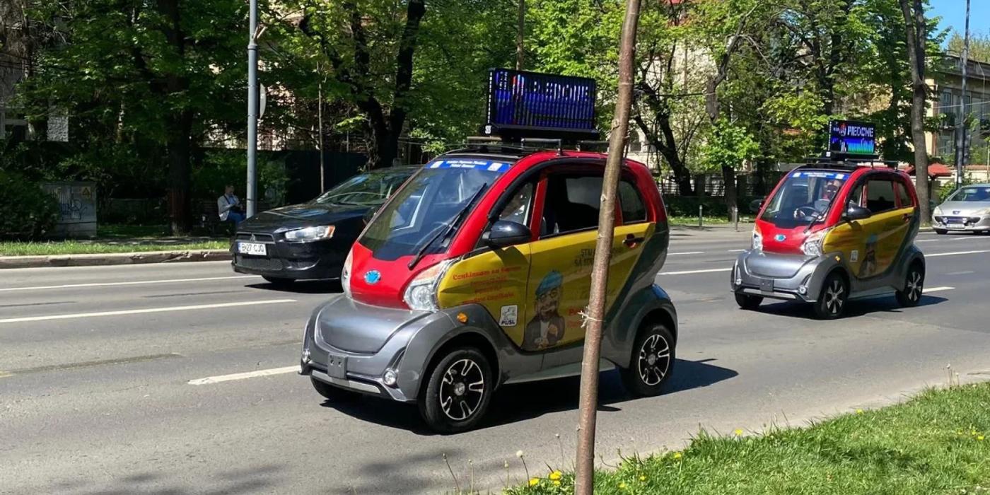 Mașinuțele minuscule care-l promovează pe Piedone se pimbă prin București. Foto