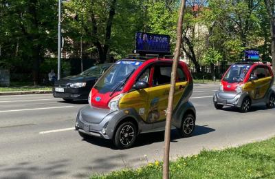 Mașinuțele minuscule care-l promovează pe Piedone se pimbă prin București. Foto