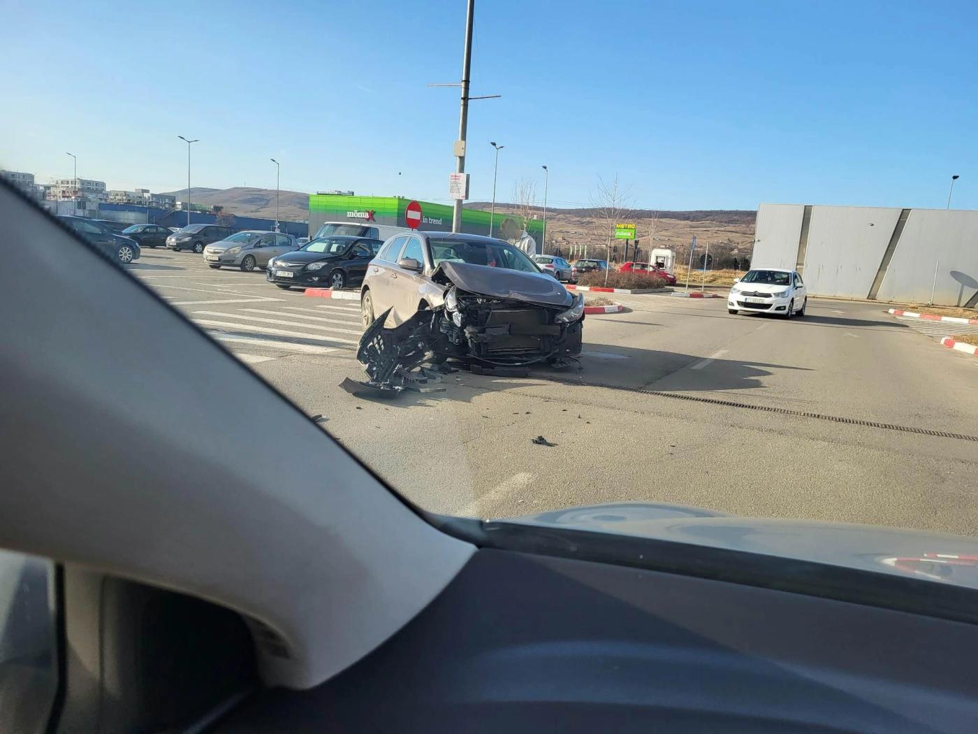 Ieri după-amiază, 22 februarie, s-a produs un accident rutier în parcarea Vivo