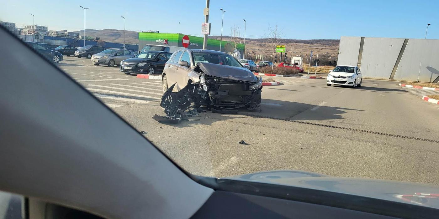Ieri după-amiază, 22 februarie, s-a produs un accident rutier în parcarea Vivo