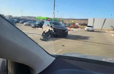 Ieri după-amiază, 22 februarie, s-a produs un accident rutier în parcarea Vivo