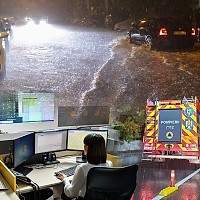 BREAKING Efectele ciclonului Barbara peste noapte. Cod roșu în București și cinci județe, zeci de intervenții ale pompierilor în localități afectate, mașini lovite în mers, porturile sunt închise