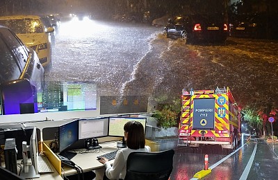 BREAKING Efectele ciclonului Barbara peste noapte. Cod roșu în București și cinci județe, zeci de intervenții ale pompierilor în localități afectate, mașini lovite în mers, porturile sunt închise