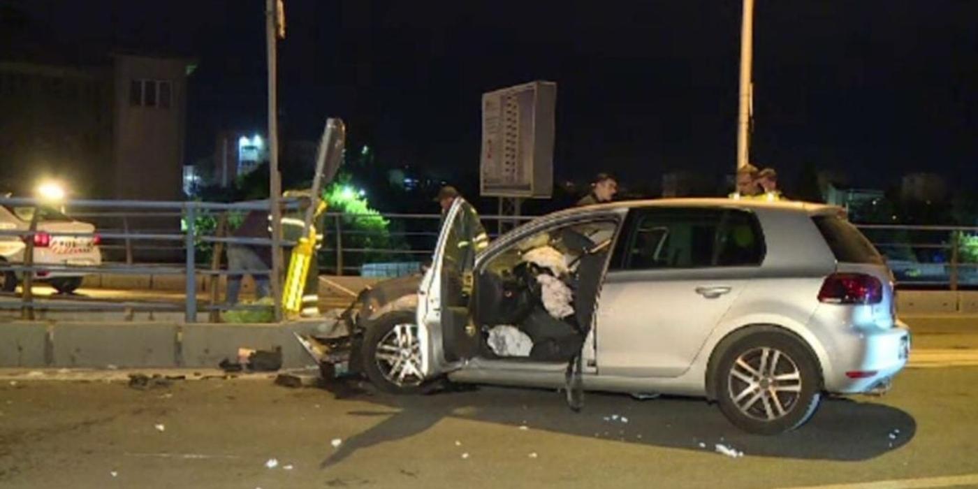 Patru persoane rănite, într-un accident pe Pasajul Basarab din Bucureşti. Două mașini s-au ciocnit violent