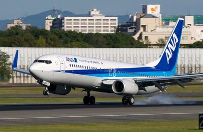 Un avion Boeing 737-800 al companiei japoneze ANA s-a întors pe pe aeroportul de plecare din Japonia, din cauza unei crăpături la fereastra cabinei
