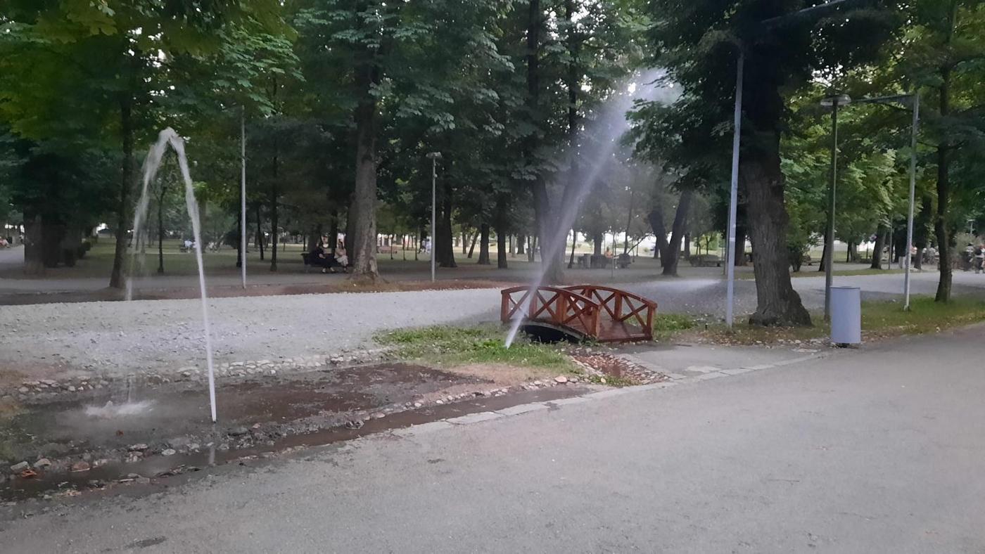 Resursele de apă au scăzut la Cluj, însă municipalitatea udă pietrele din Parcul Central