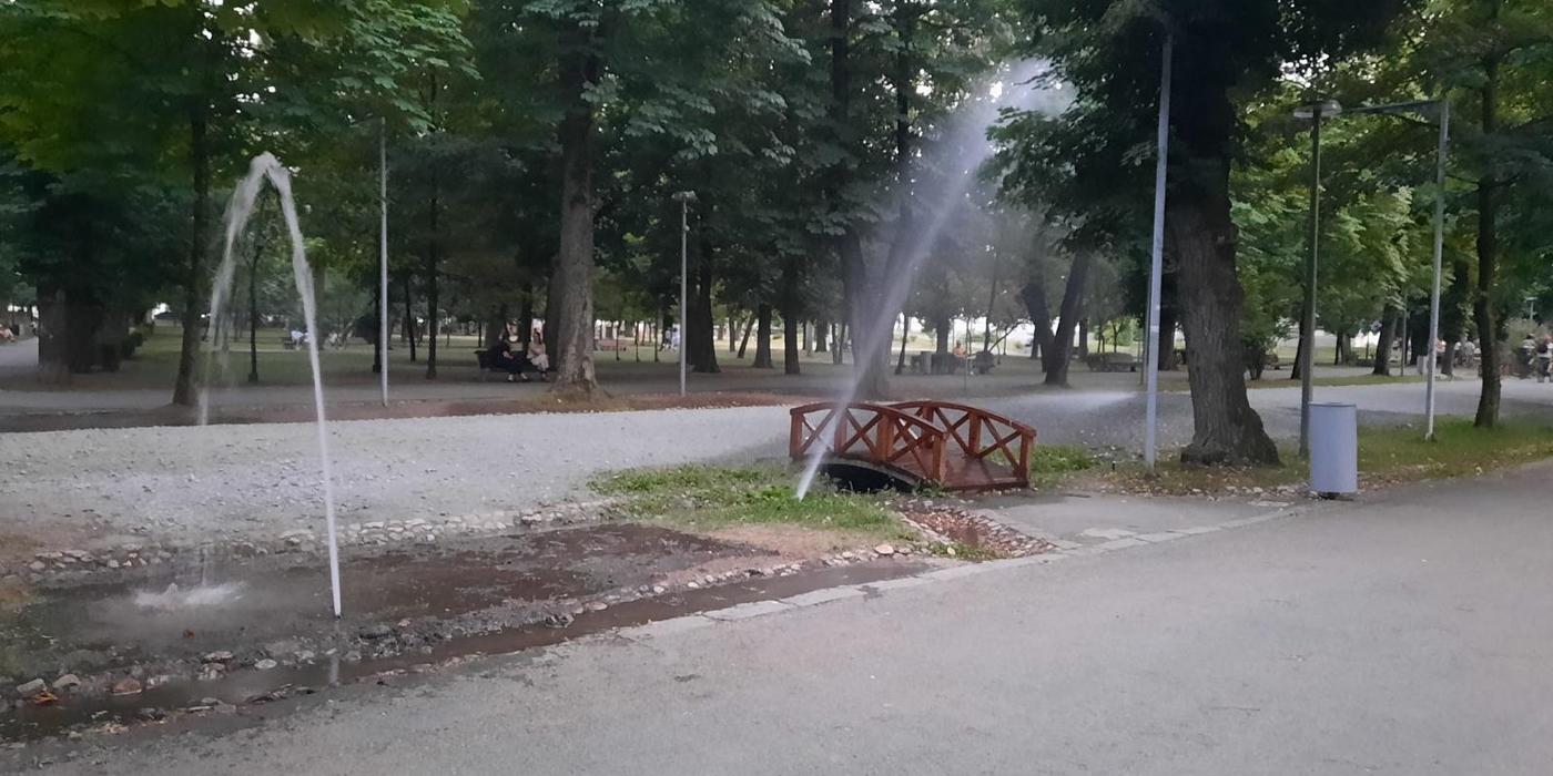 Resursele de apă au scăzut la Cluj, însă municipalitatea udă pietrele din Parcul Central