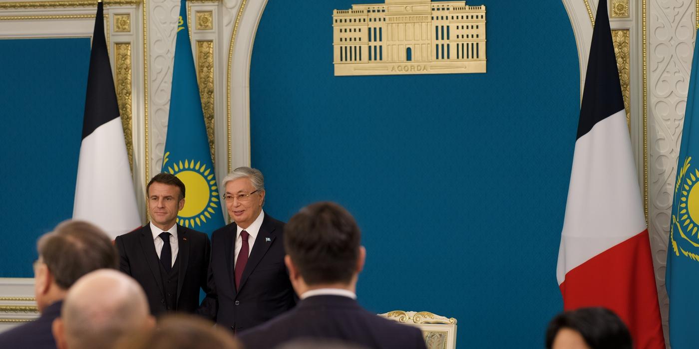 Kazahstanul îl primeşte pe preşedintele Emmanuel Macron sub privirile dezaprobatoare ale Moscovei