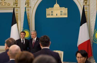 Kazahstanul îl primeşte pe preşedintele Emmanuel Macron sub privirile dezaprobatoare ale Moscovei