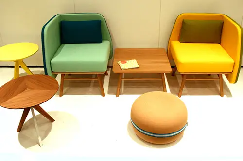 Piese de mobilier pline de culoare