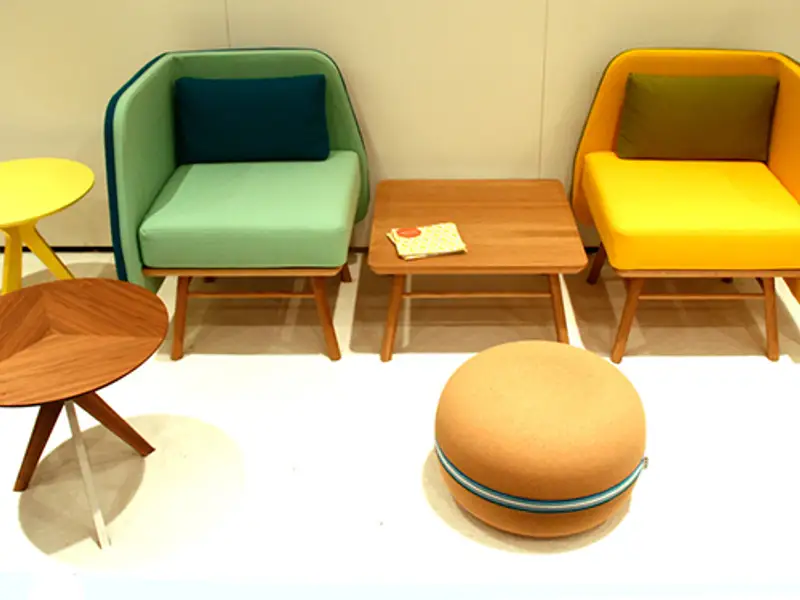 Piese de mobilier pline de culoare