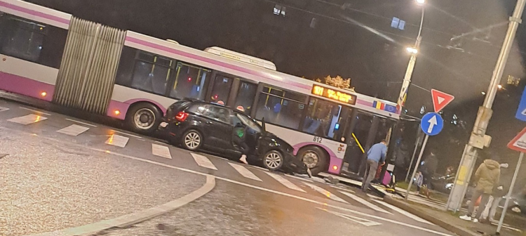 Accident, marți seara, la Podul Calvaria. Un șofer a intrat în autobuzul 101
