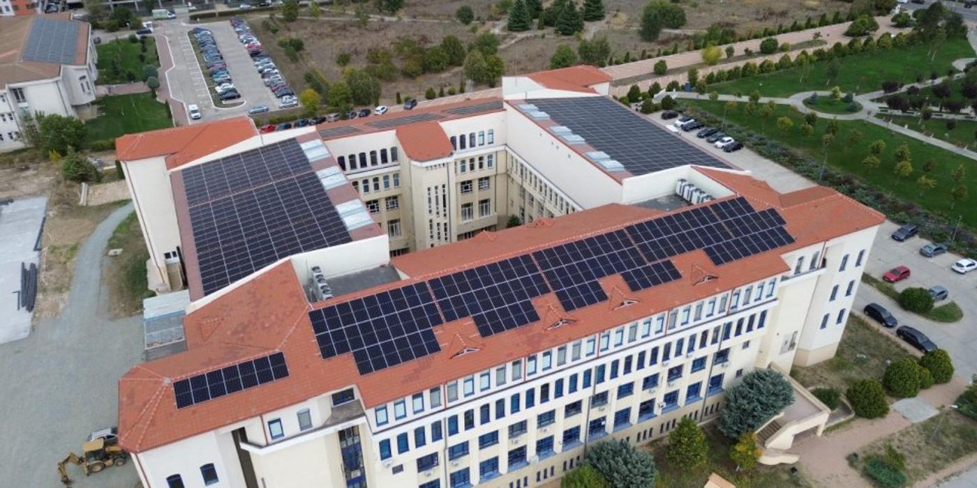 Universitatea „Ovidius” din Constanța trece pe „Verde”: Peste 1.100 de panouri fotovoltaice asigură independența energetică a instituției