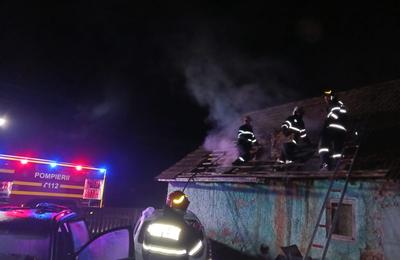 Un incendiu a izbucnit în cursul nopții trecute la o casă de pe strada Bistrița din Dej