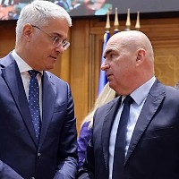 CUTIA NEAGRĂ Cum se sifonează banii publici în regimul de austeritate impus de Guvernul Bolojan. Ministrul Dragoș Pîslaru, afaceri de milioane de euro derulate printr-o firmă de consultanță specializată în fonduri europene
