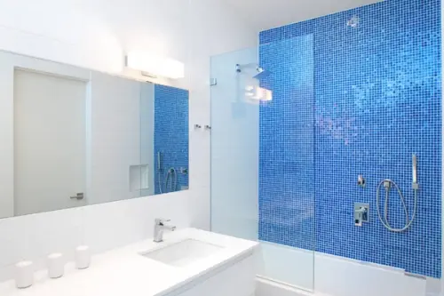 10 modele de bai amenajate cu albastru