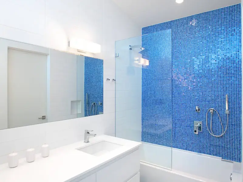 10 modele de bai amenajate cu albastru