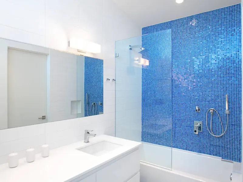 10 modele de bai amenajate cu albastru