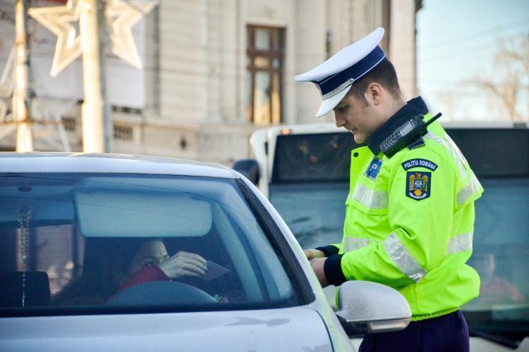 Doi tineri au fost prinși în aceeași zi, la volan fără permis, în Huedin