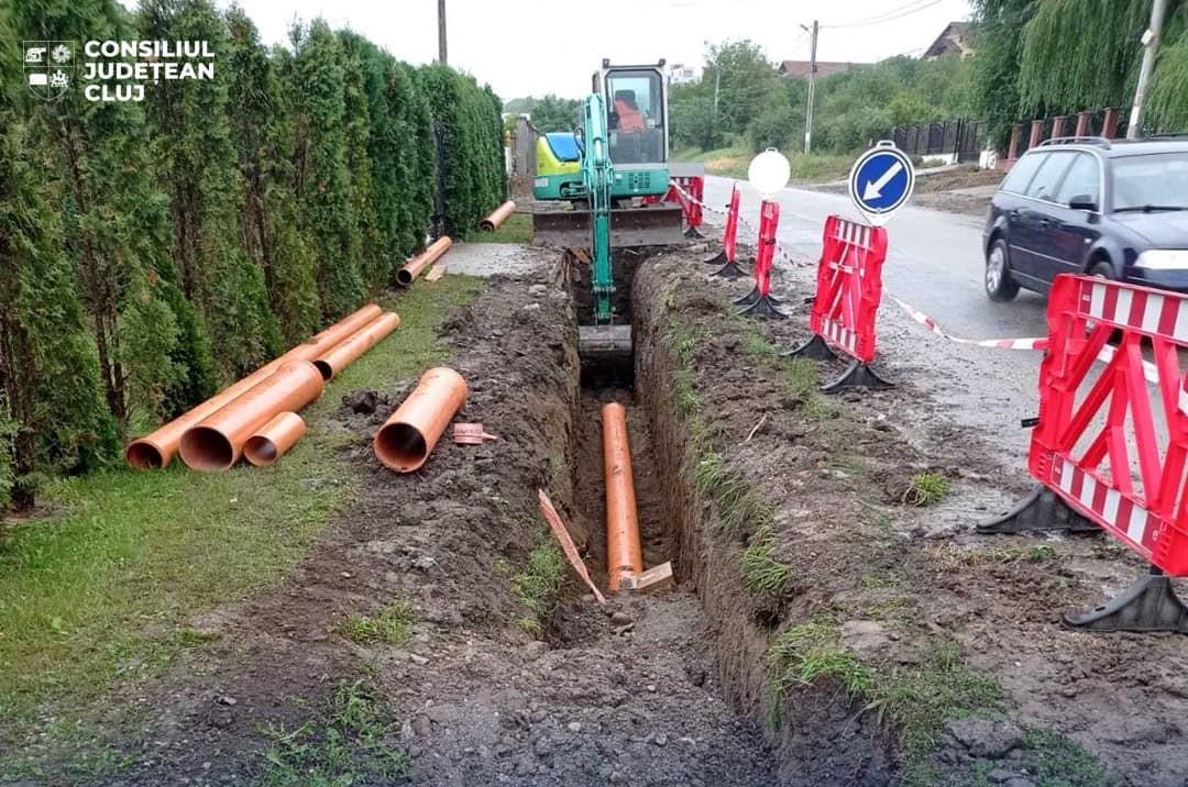 Lucrările de extindere a rețelei de canalizare pe patru străzi din localitatea Cămărașu au fost finalizate